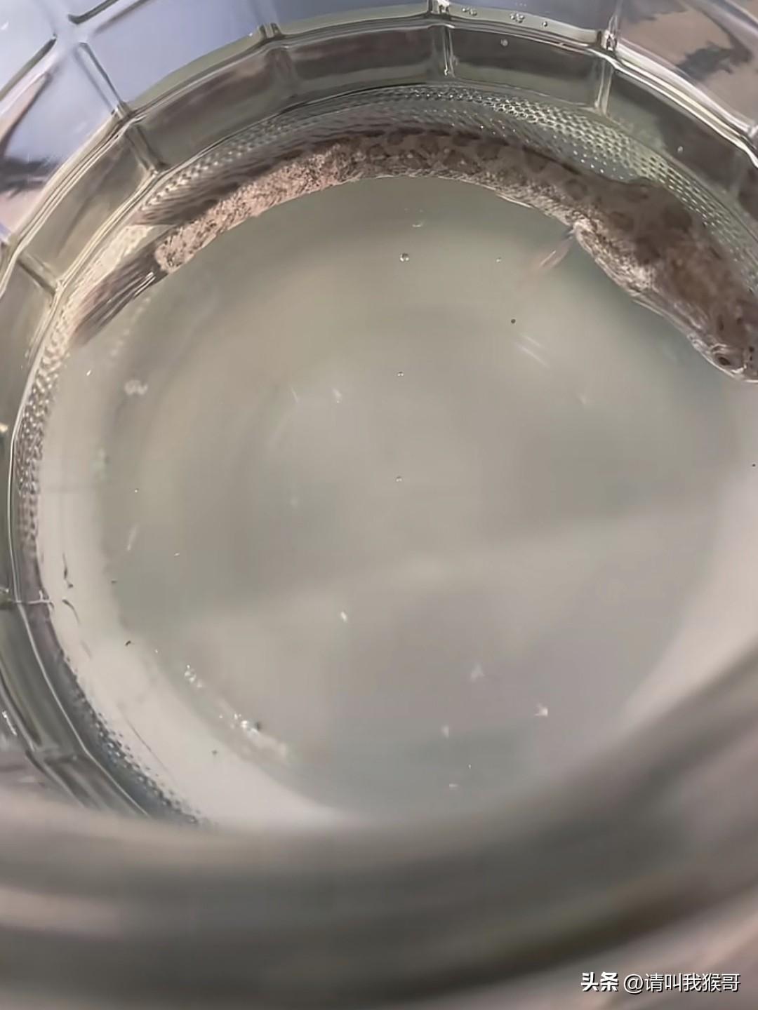 一网友发视频称，自己去年6月钓到了一条一斤多的黑鱼，被遗忘在老家的水桶里8个月，