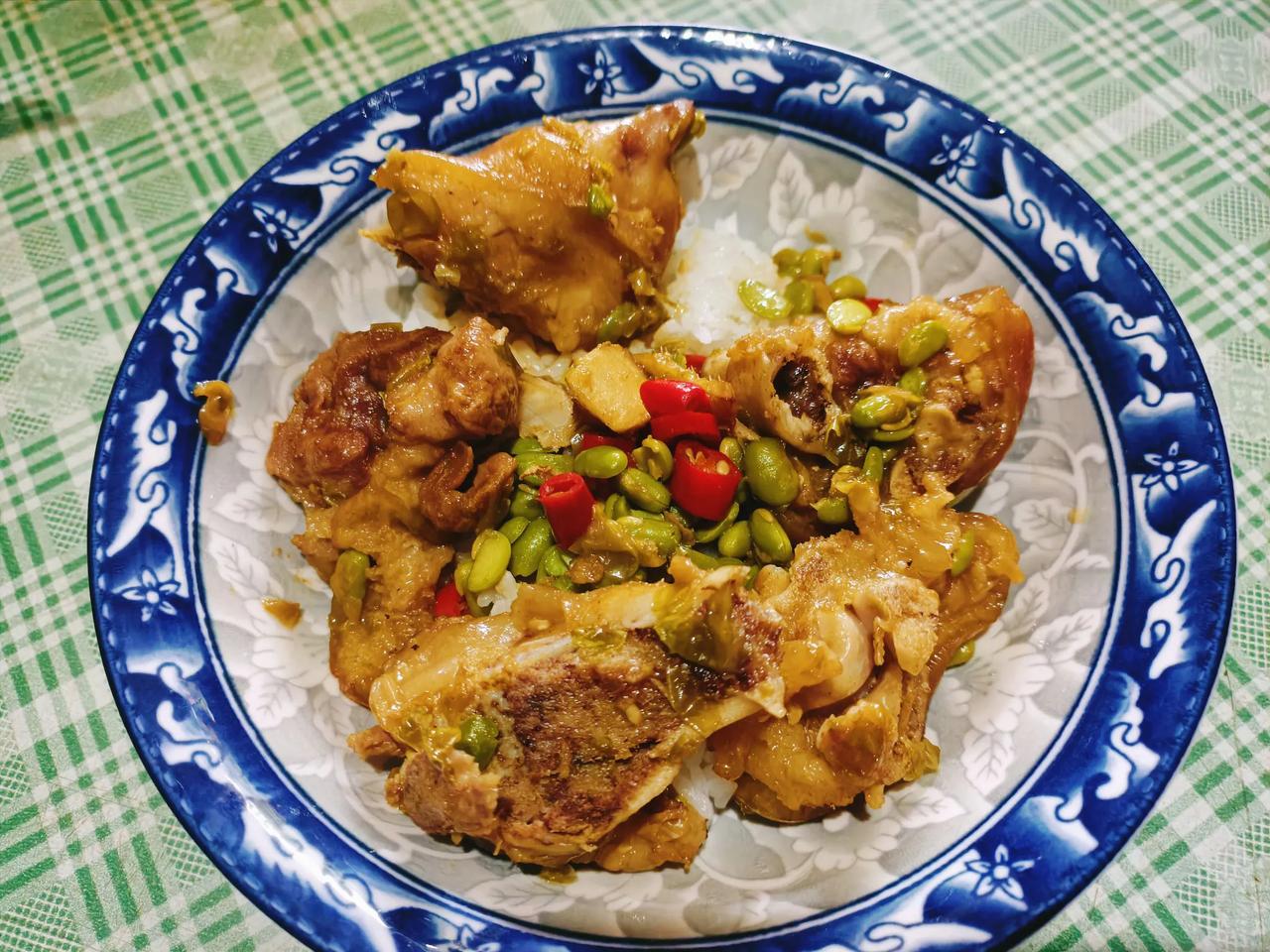 
今天一个人的午餐猪脚饭，好吃看得见。
猪脚焯水了再另外起锅炒一下之后用小火慢慢