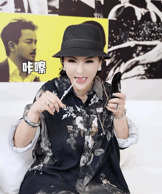 #向太回赠发型师晓华绝版包包#咋说呢，感觉向太这一波情商真的是很高了，先是直接跑