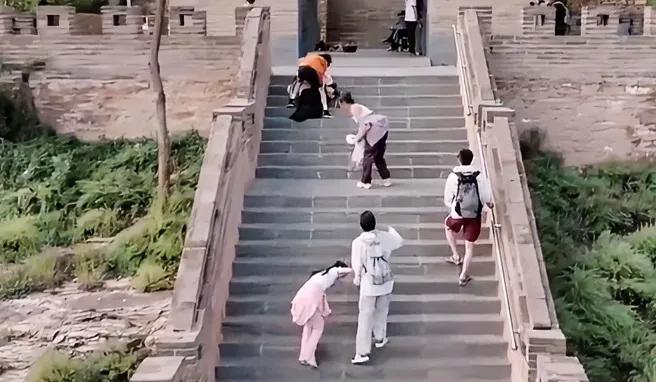 李行亮“抱摔”麦琳后
再见爱人一闪而过的镜头里
看到了笑弯腰的黄圣依和葛夕[偷笑