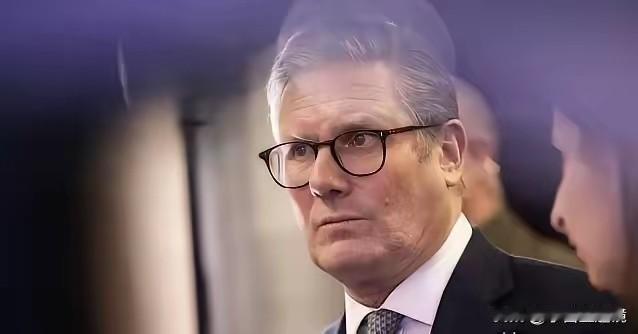 英国站起来了！
  英国首相斯塔默表示，格陵兰岛的未来应当是格陵兰自己和丹麦商量