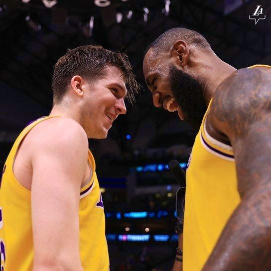 里夫斯的复出发挥太棒了，面对强敌76人，里夫斯17投12中，三分8中5，得到全队