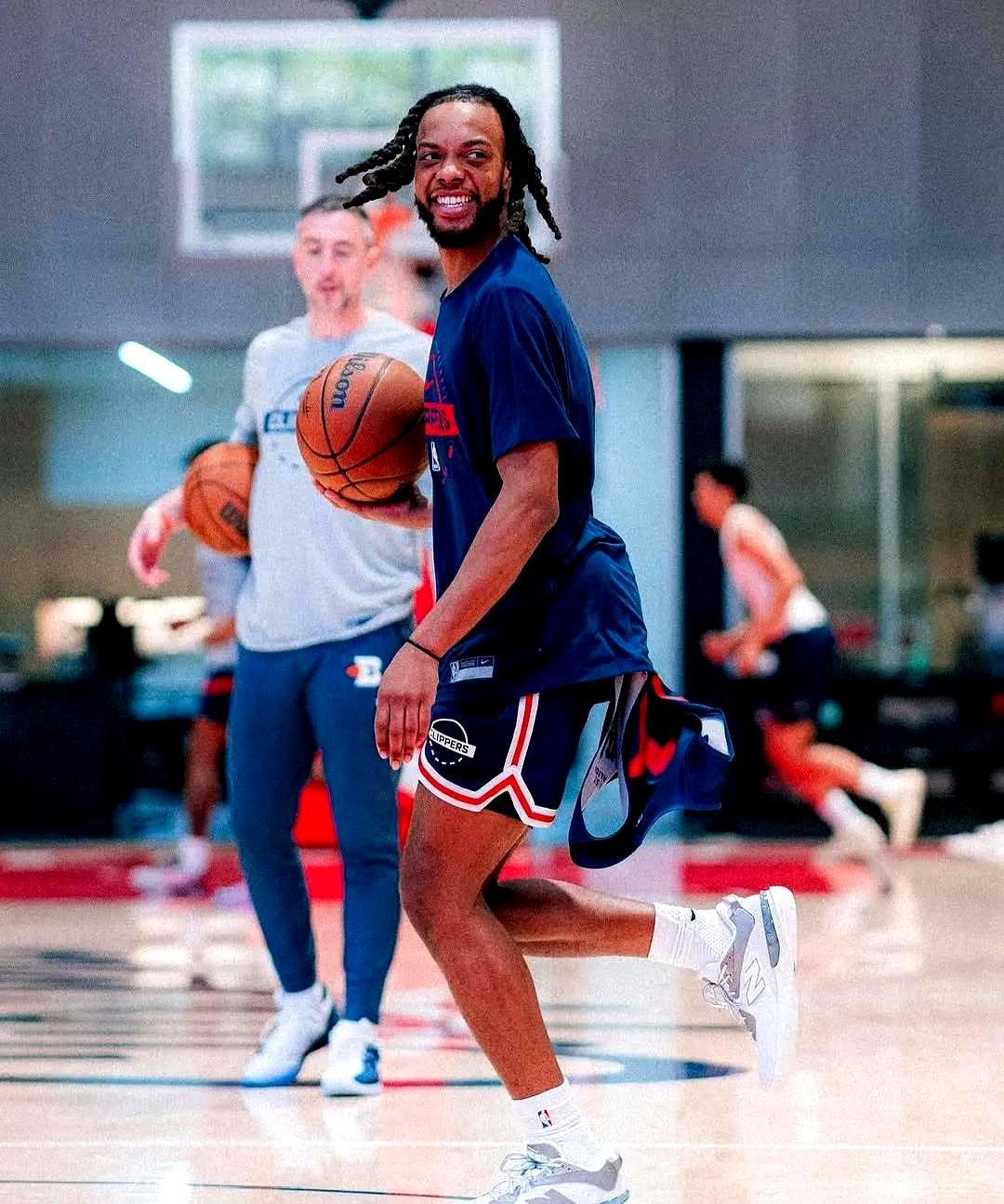 库里捂着右膝坐在板凳席死咬牙关，眼睁睁看着快船撕碎仅剩2.5个胜场的保命符。你真