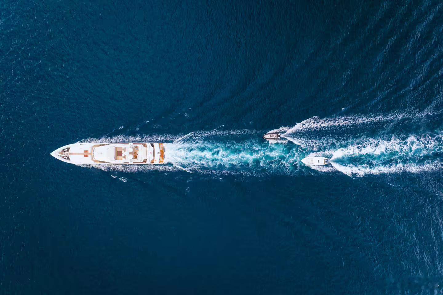 刘强东一艘游艇卖6000万欧元追觅说造车，我觉得是追觅疯了。但是东哥说造游艇，个