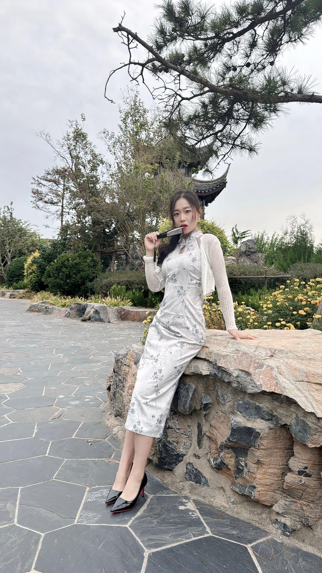 东方女性穿旗袍为什么这么美东方女性穿旗袍这么美，是“版型适配+文化气质+自身韵味