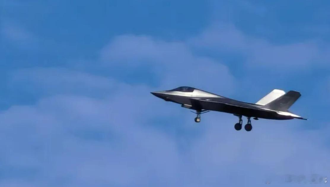 歼-35披上银色镜面战袍，实验涂层对标F-22，中国隐身技术再突围2026年8月