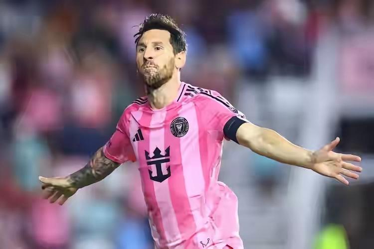 梅开二度后，梅西职业生涯总进球数来到894球，距离900球大关只差6球！
想想C