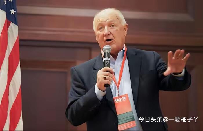 美国驻加大使胡克斯特拉近日放话，直白堵死中国电动车借道加拿大入美的可能。他直言中