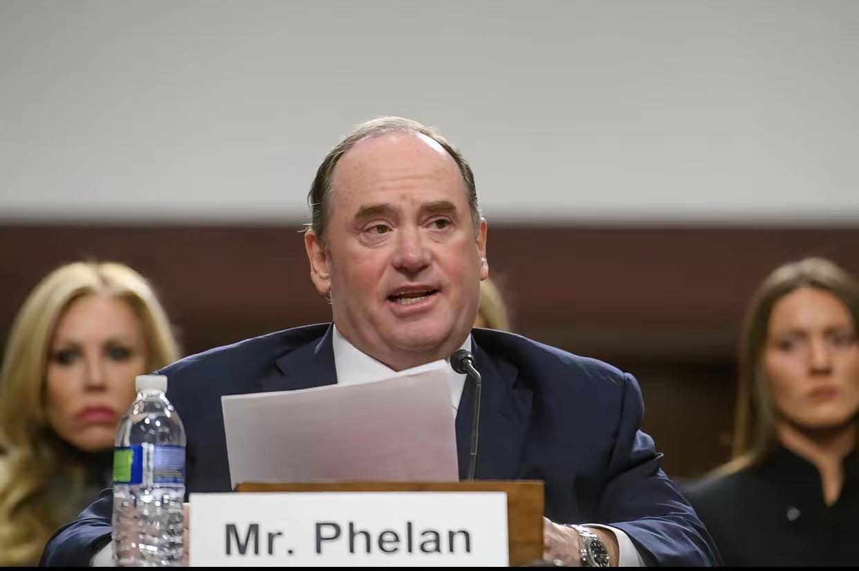 美国海军部长费伦被战争部长赫赫在此解职。
费伦是特朗普的铁杆支持者，为特朗普成功