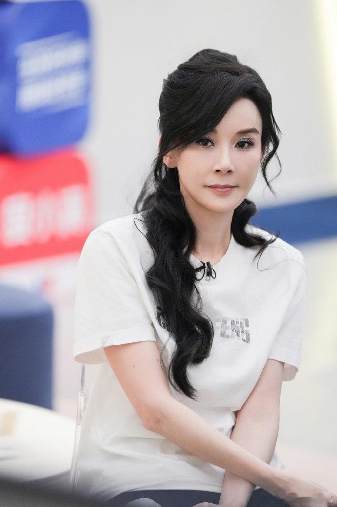萧蔷最大的烦恼就是充实乘风2026自带温婉古典气质，一站在舞台就格外亮眼。 