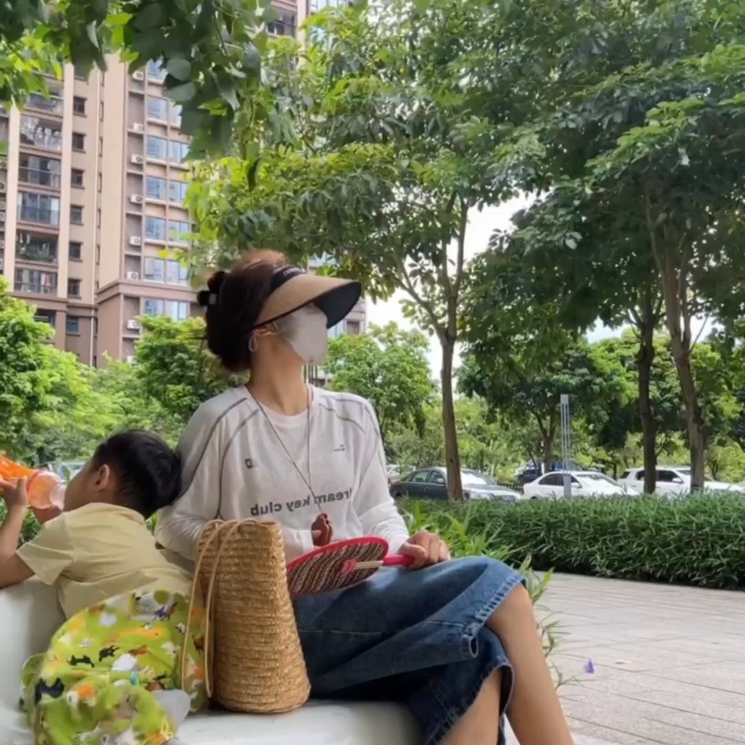 谁懂啊！带娃出门的穿搭简直是在“极限运动”里找松弛感😂！今天穿了件防晒上衣，弯