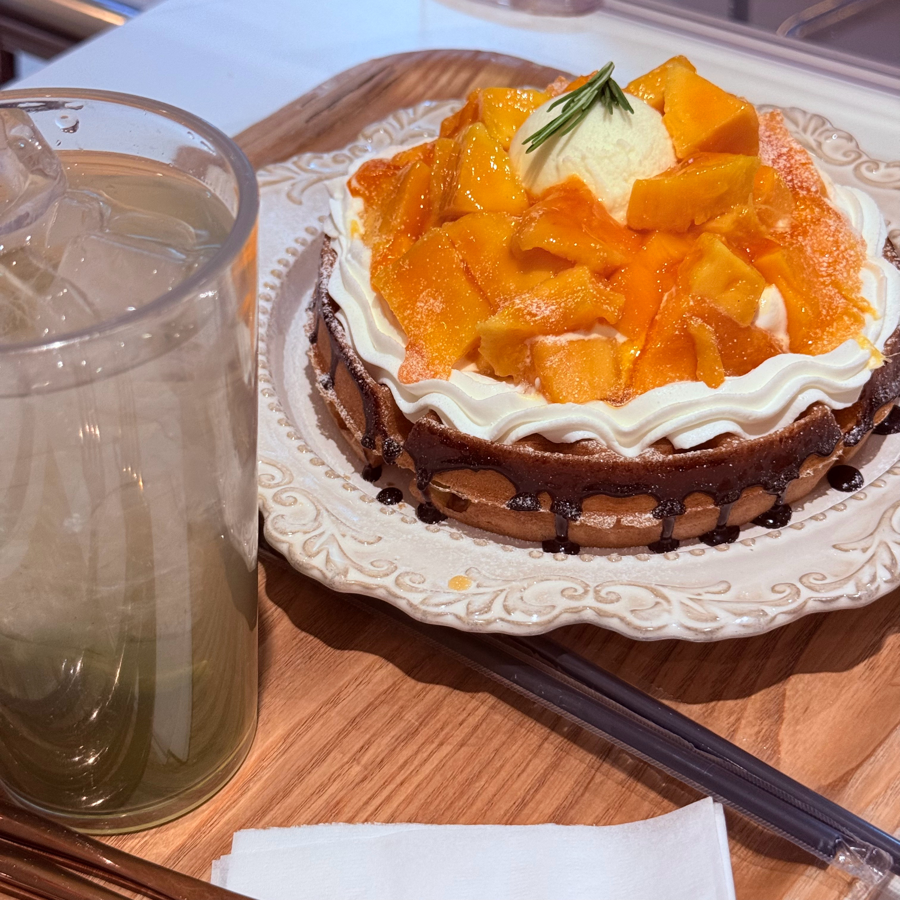 这个빵 金钟仁发出来之后同家店的都卖完了只好去别家店买来尝尝味道duang大一个