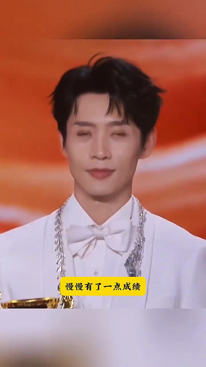 魏晨深耕演艺事业，常怀孝心善待父母。
叔叔阿姨们好，不少朋友认识我，既是站在舞台