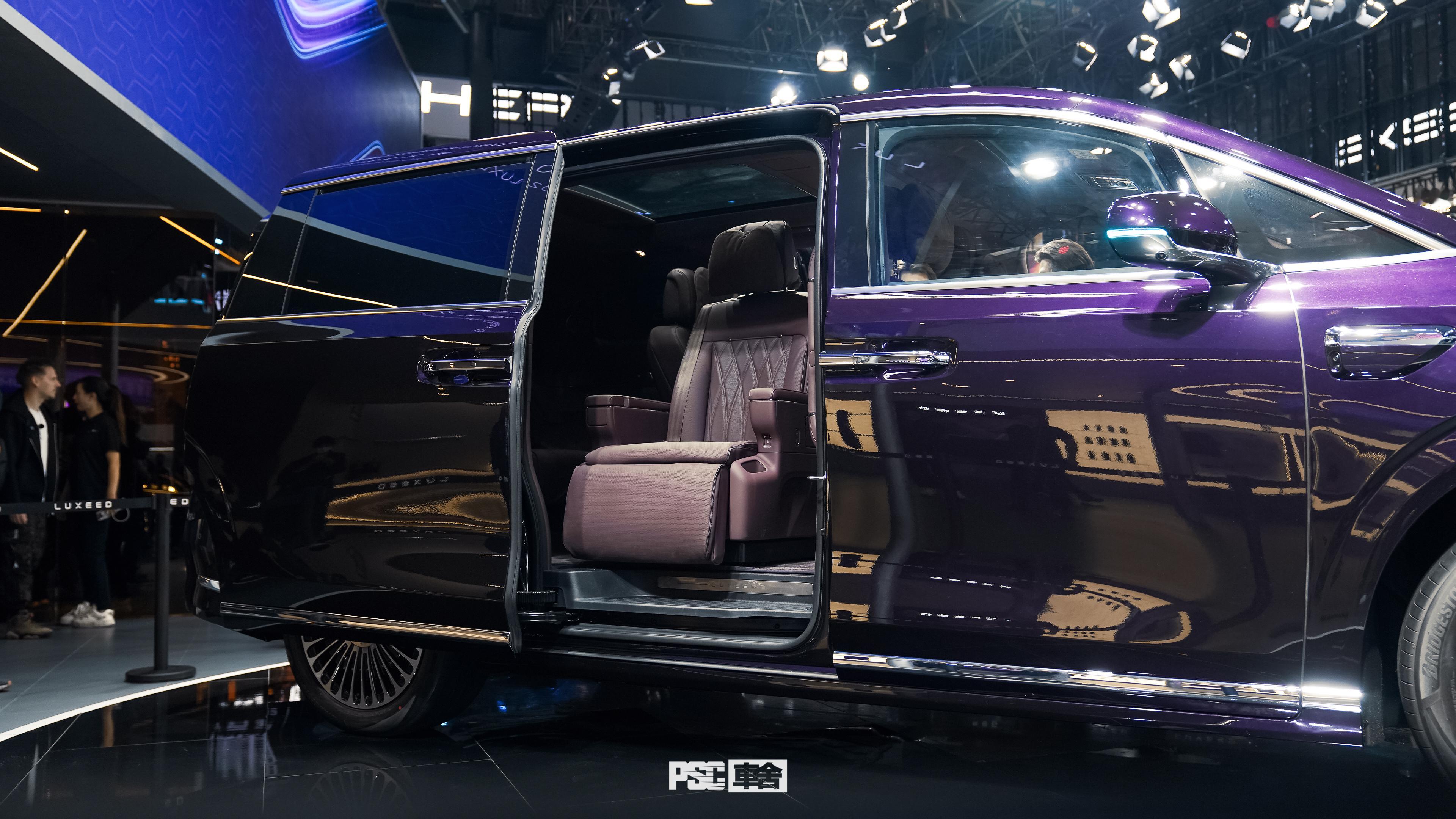 在2026北京车展上，智界的展台看到一个全新的成员智界V9。作为华为首款MPV，