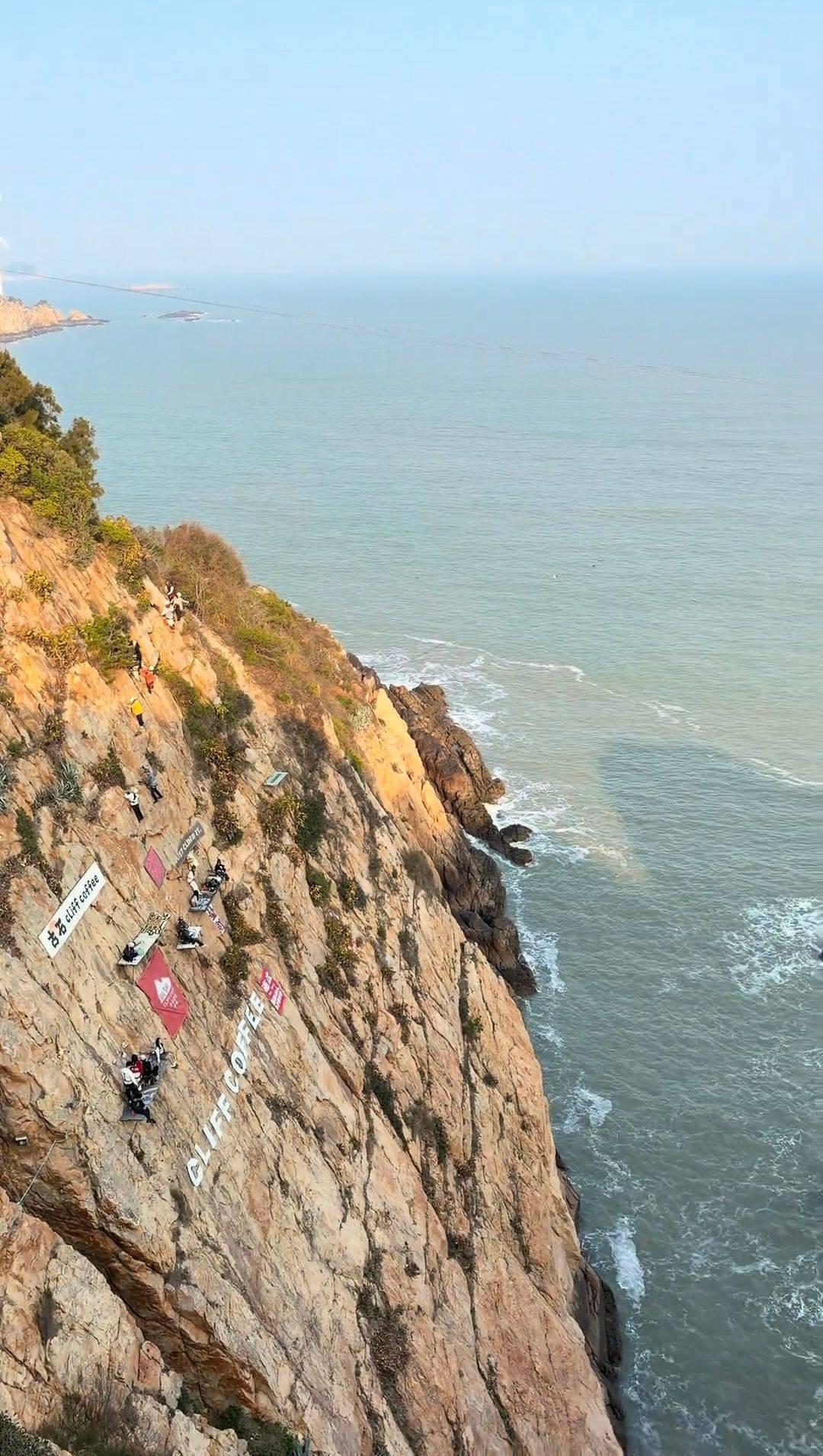 《“玩命”喝咖啡？福建悬崖店60米高空营业，网友吵翻了：刺激还是作死？》

福建