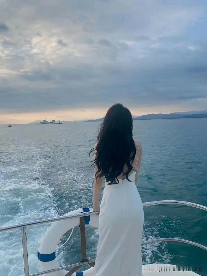 “海风拂面，裙摆飘扬，远航的梦想在波涛中起航。”这画面想想就浪漫。要是我站在甲板