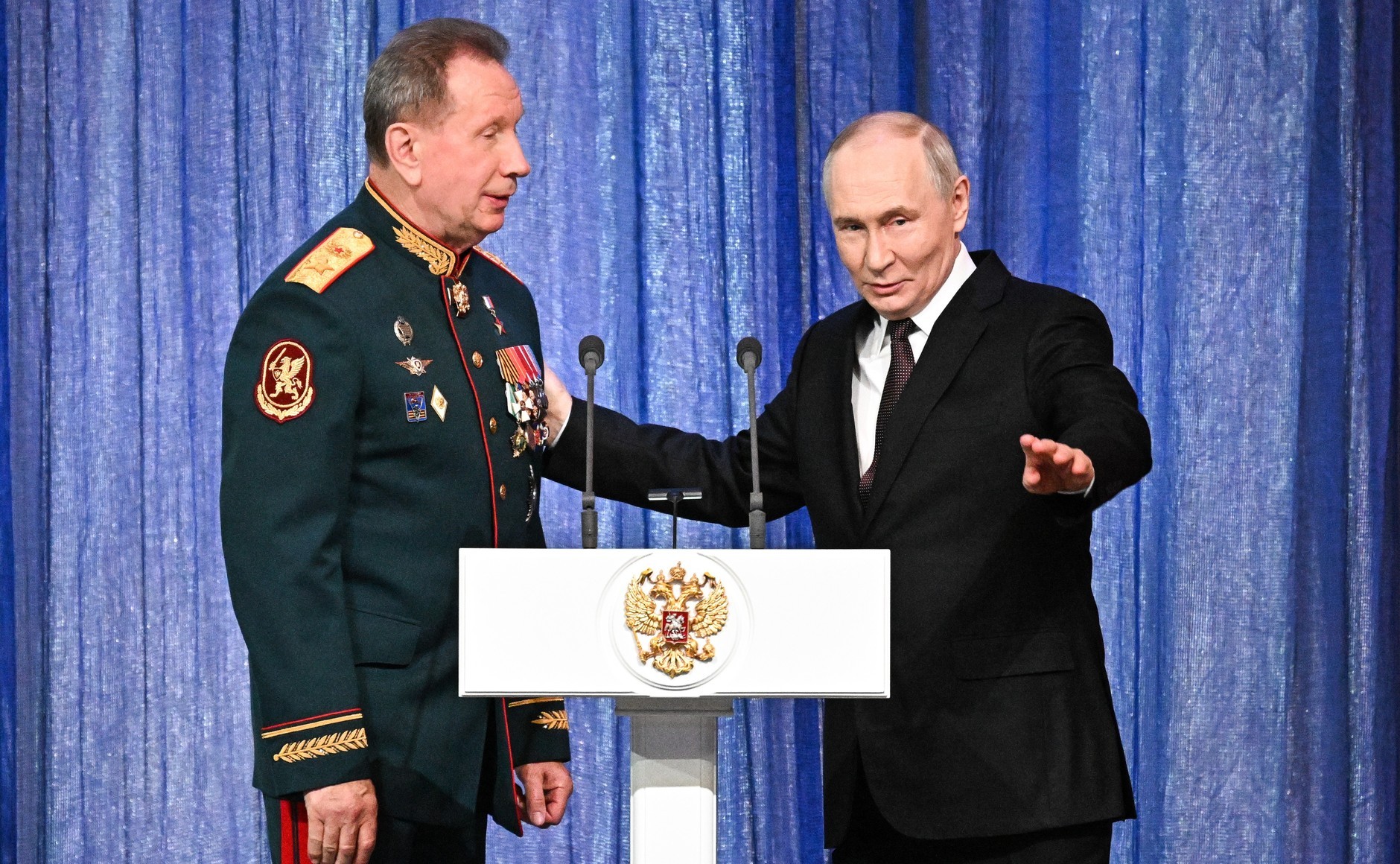 瓦洛佳小朋友  俄罗斯国民卫队成立10周年在克里姆林宫国家宫的大厅内，总统出席了