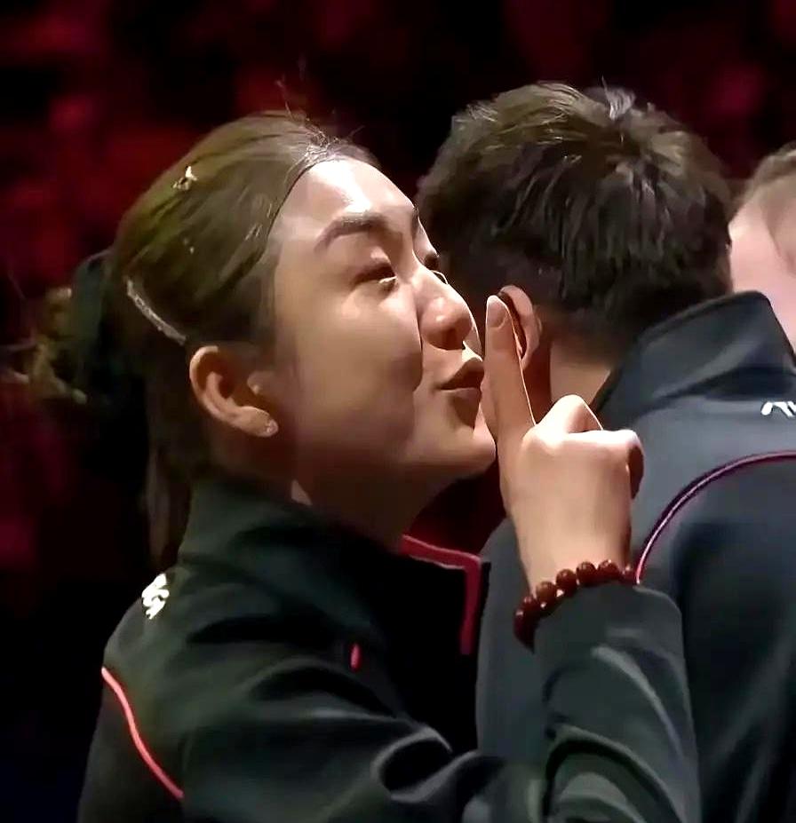 陈梦全运会夺冠后冲球迷竖指禁声，这举动立马炸锅了。
 

全场的人都在喊别人的名