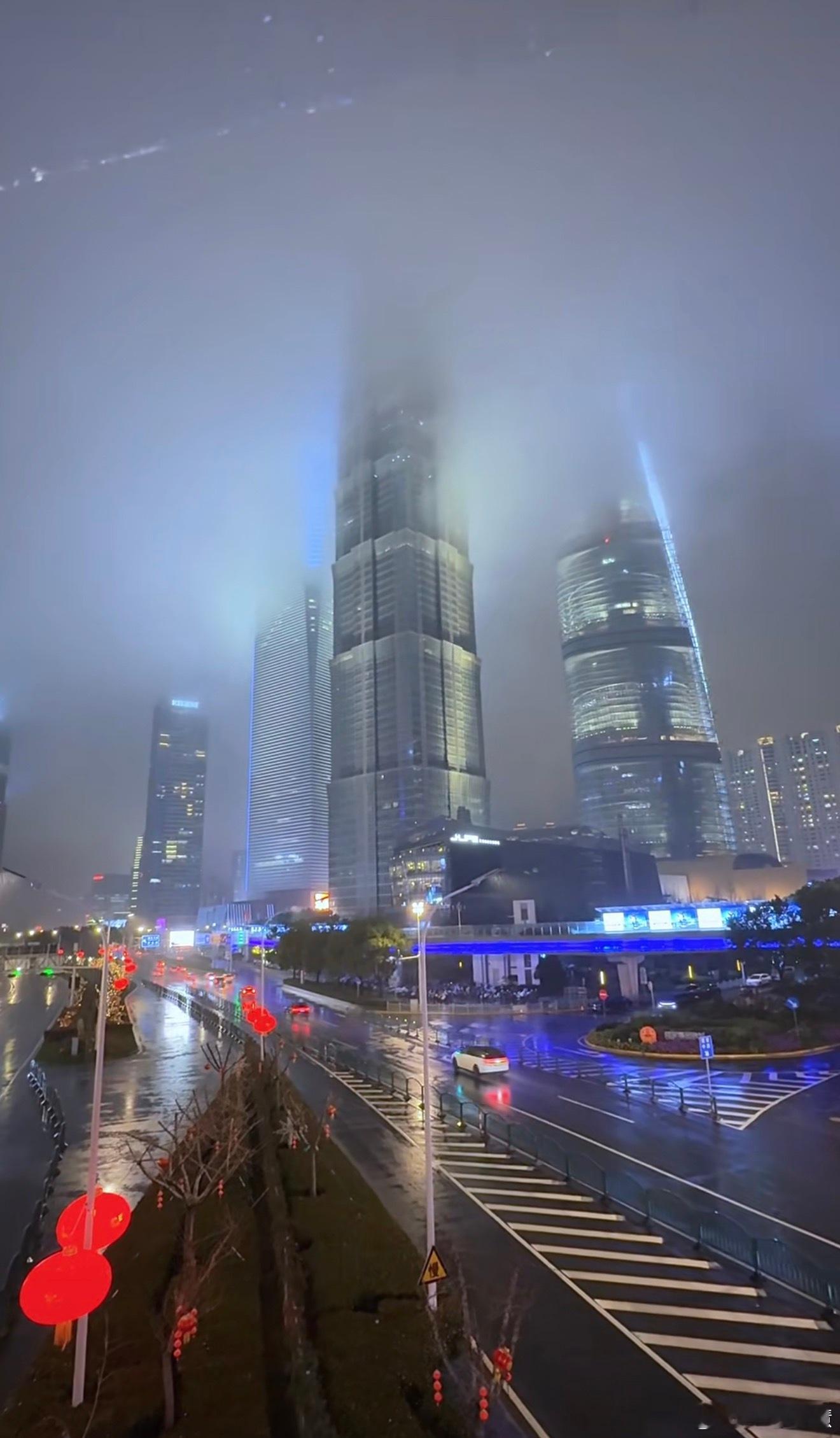 上海暴雨上海这又是暴雨又是地震的