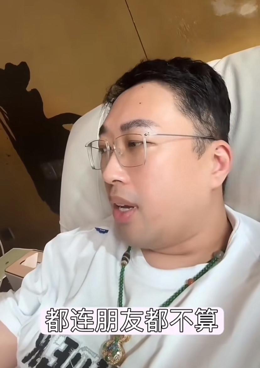 于正说跟何晟铭连朋友都不算，大家信吗？

看看他俩的“亲密”动作，我想就算是普通