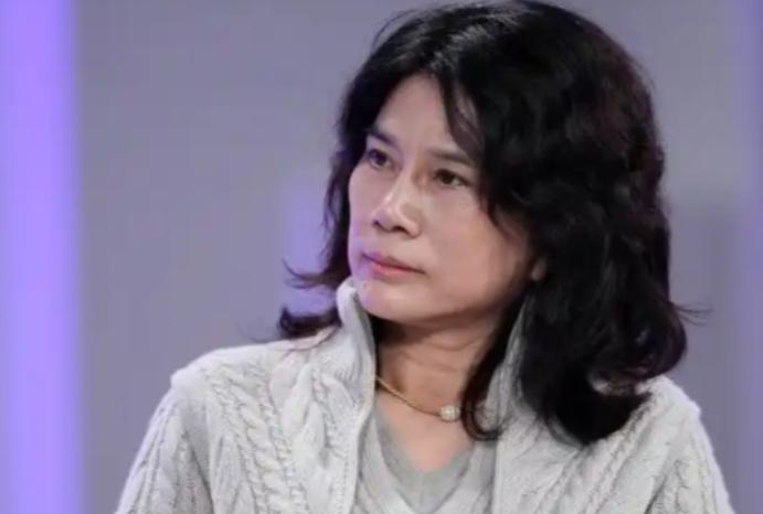 董明珠这回是真低头了。欧洲热浪烧到40度，中国空调卖疯了，美的海信TCL赚得盆满