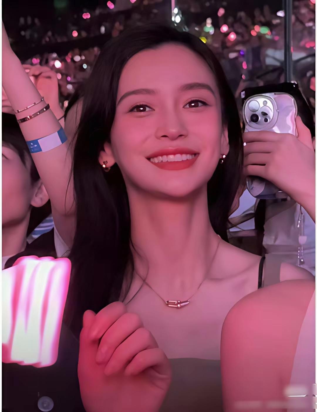 杨颖参加谁的演唱会，笑得很开心