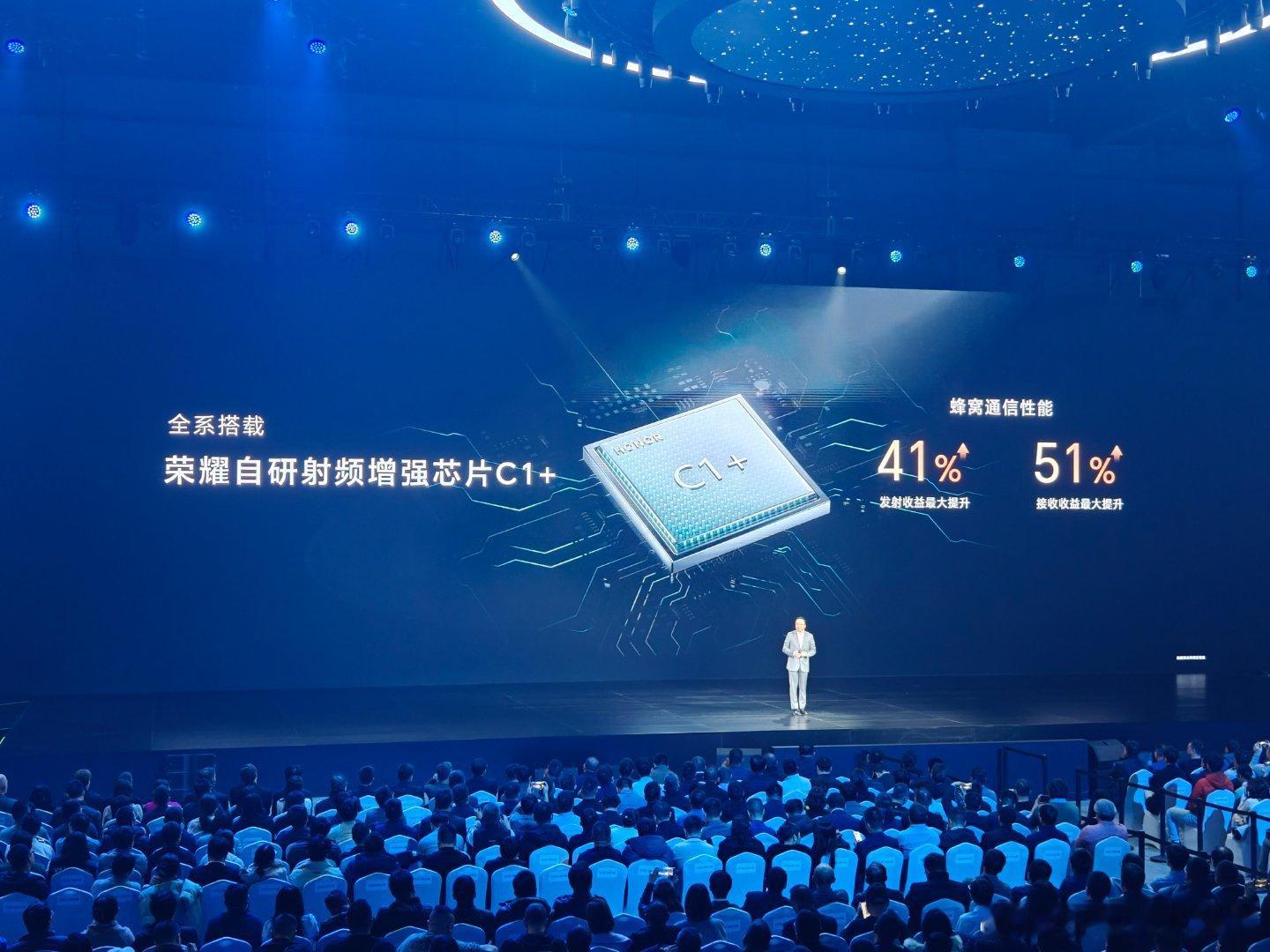 荣耀magic6不仅带来了新的射频芯片C1+，还有鸿燕卫星通信，支持语音和短信。