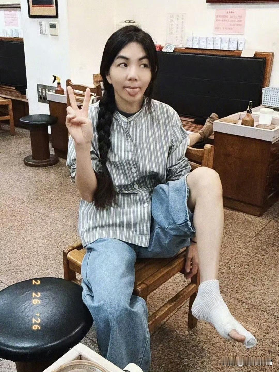 Ella脚趾受伤，包扎完坚持团练！
2月26日，Ella（陈嘉桦）分享了一组近照