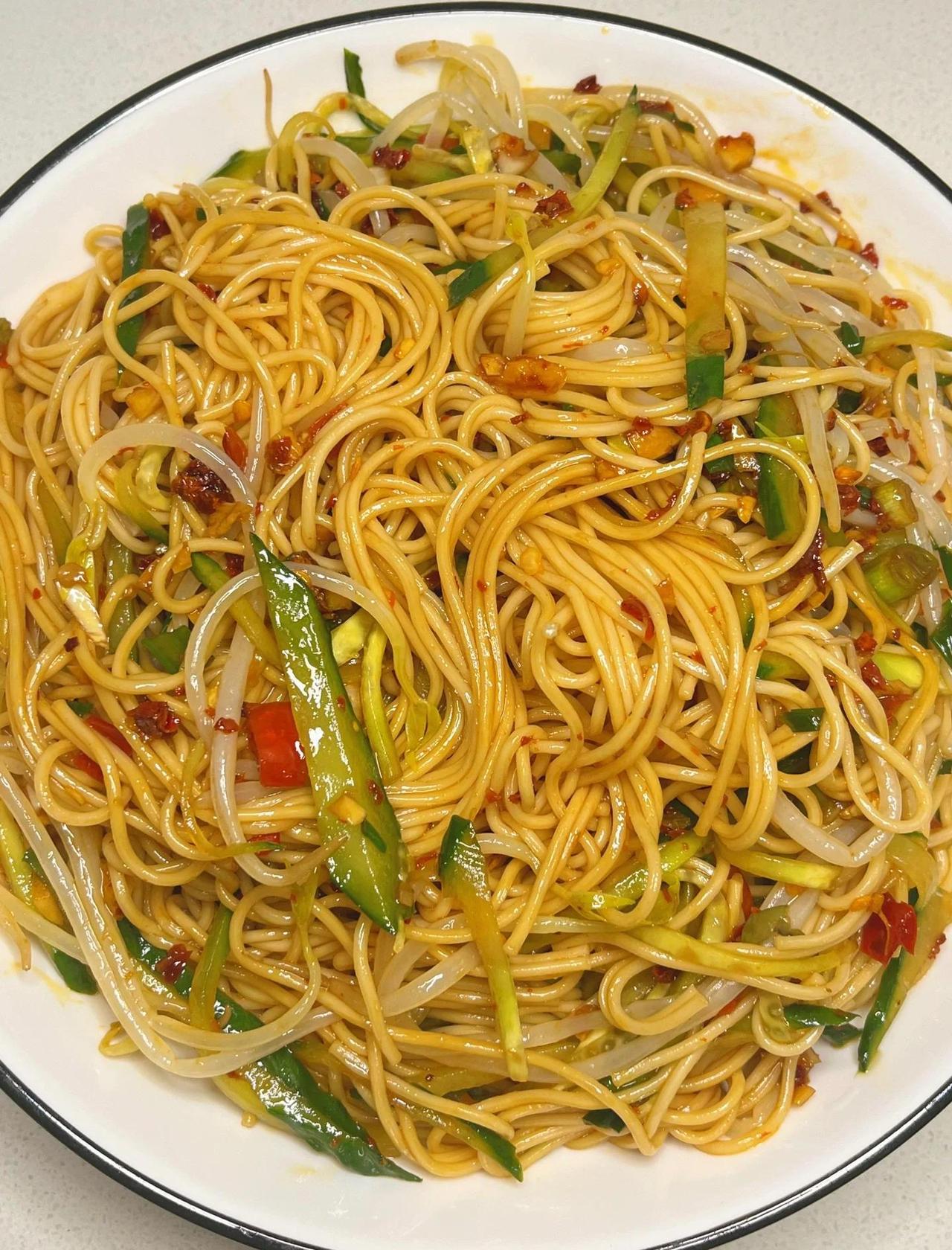 夏至时节，时令美食您吃对了吗？
夏至美食
1、夏至凉面、夏至馄饨、凉爽冰镇西瓜、