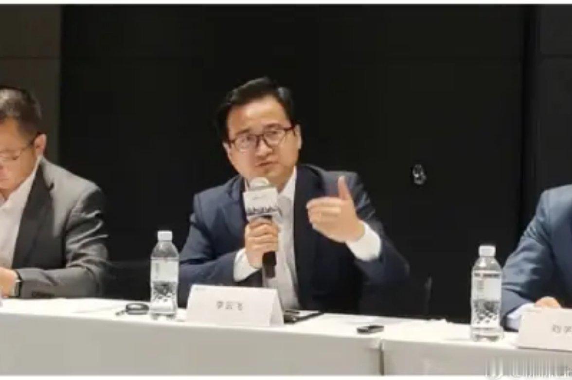 比亚迪李云飞在东京车展面对媒体的提问。关于腾势、方程豹持续热销，比亚迪的高端化开