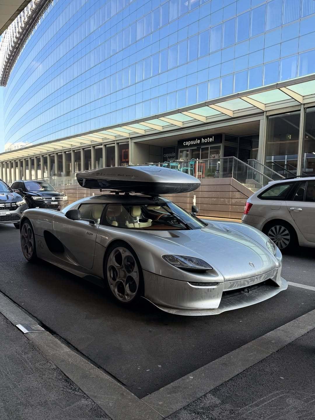 一天一张文艺照 一辆柯尼塞格CC850停在苏黎世机场外，还装了碳纤维的顶箱，兼顾