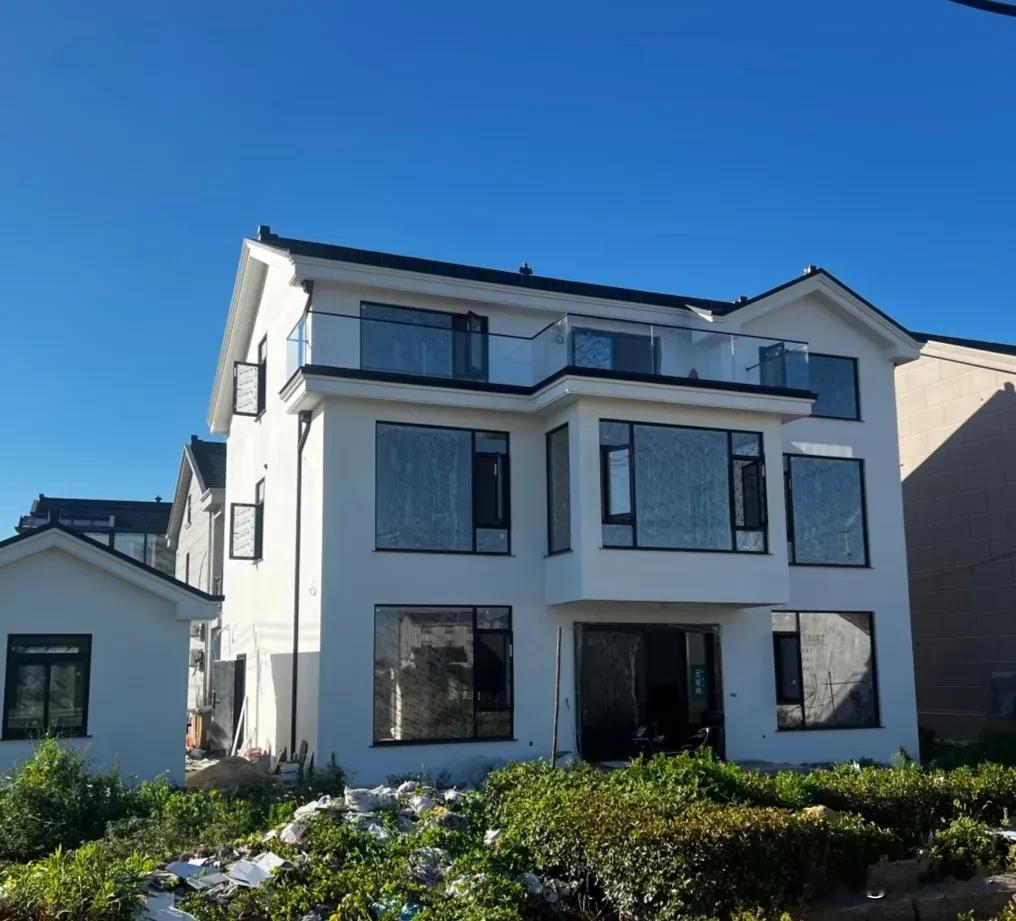 乡村自建房未来政策更严、风格更多样、功能更全、建造更省、绿色智能成标配。

 一