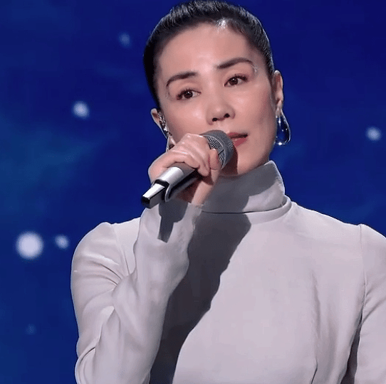 王菲接了李谷一的班如果真是这样就好了！虽然歌……但是菲诠释得太权威了能不能年年来