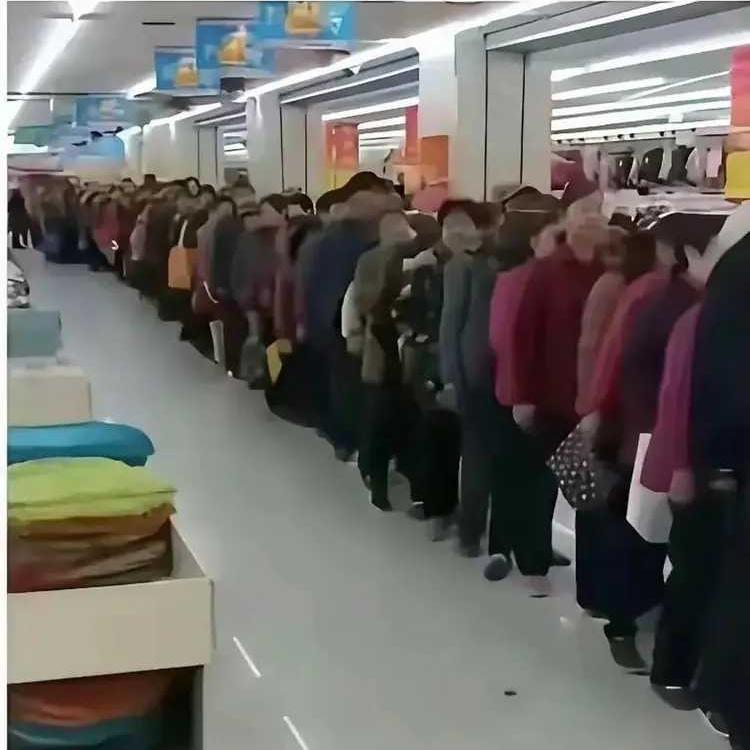 打折可以站上大半天不累，一上公交就必须给他们让座。
不给他们让座，就凶神恶煞，轻