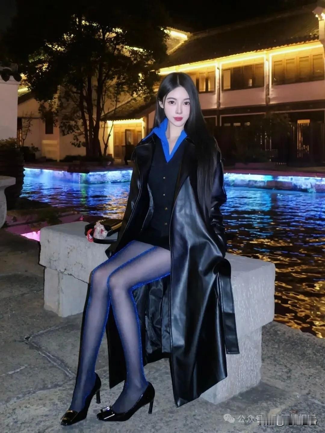 夜晚的优雅穿搭，黑色皮衣与蓝色内搭的完美结合，尽显时尚魅力。