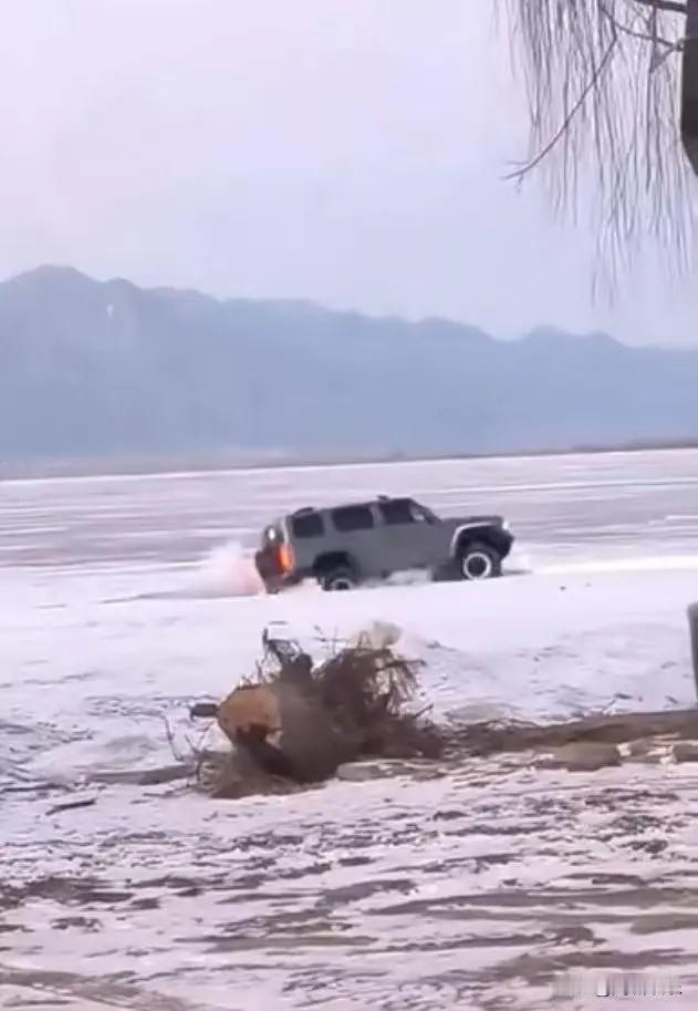 冰面耍酷变“冰雕”！越野车水库漂移玩脱，吊车锤凿鏖战6小时救“冻”车


12月