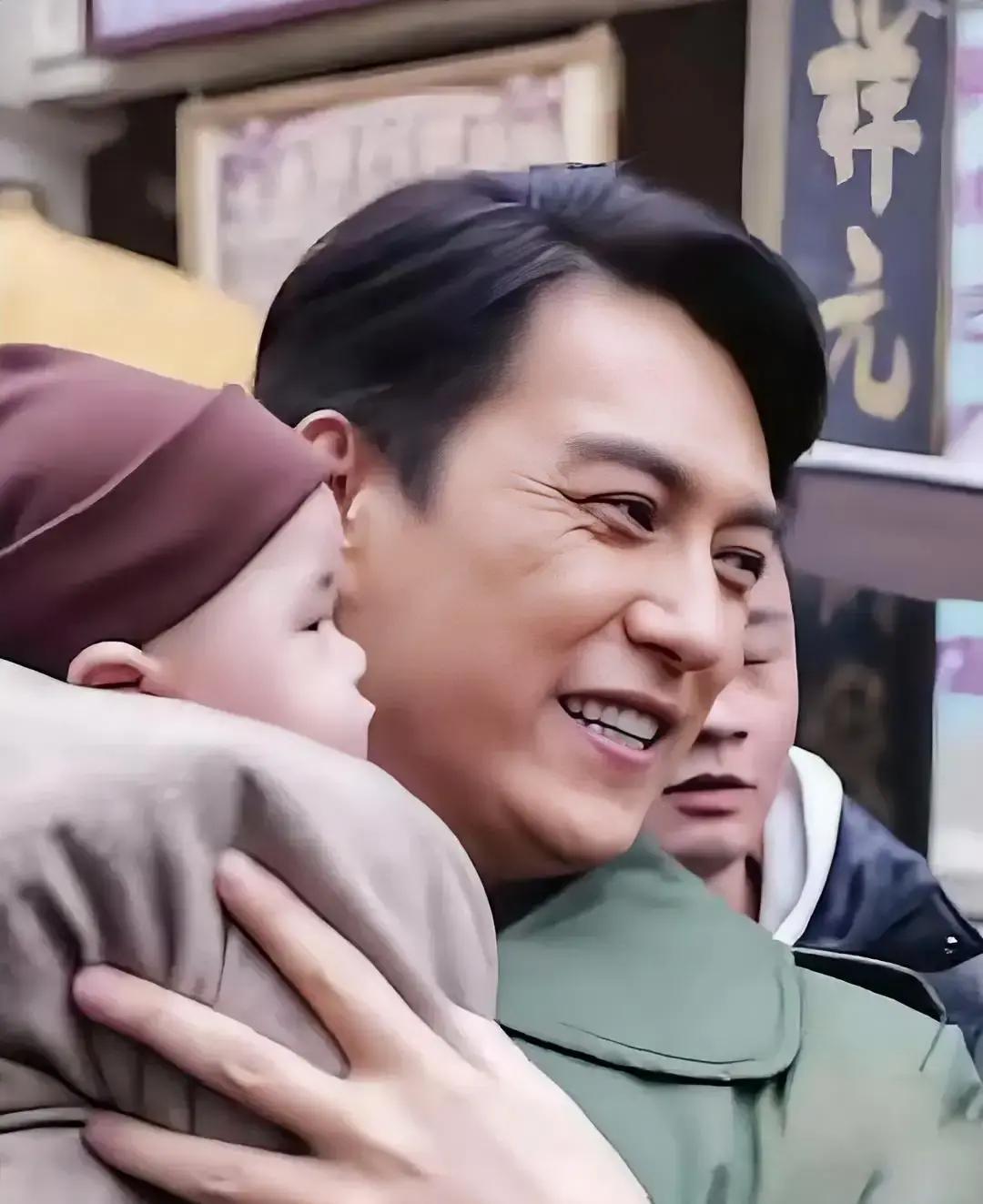 抱娃姿势出圈，靳东又上热搜
 
现场视频里，他单膝蹲下，先把孩子抱稳再慢慢起身，