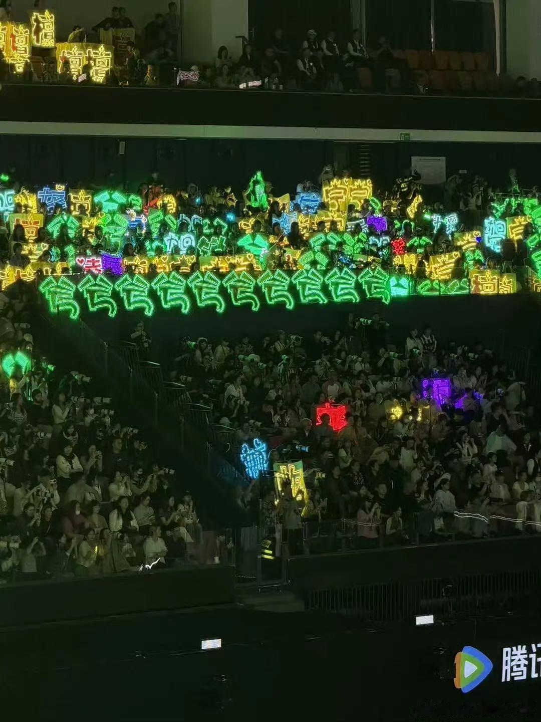 丁禹兮内场灯牌 这才是粉丝和偶像的正确打开方式！丁禹兮逆应援宠粉，小海棠绿海应援