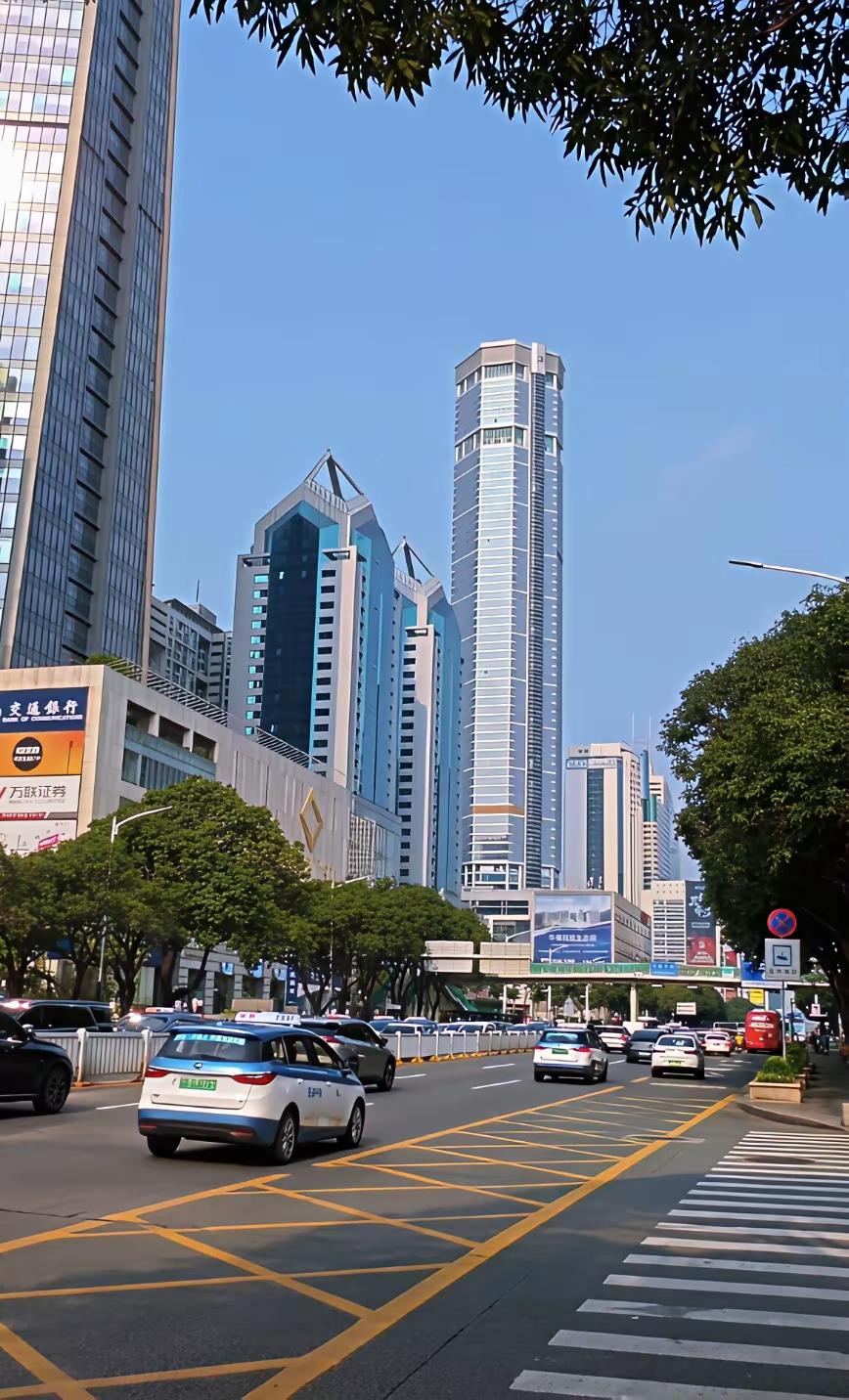 繁华都市的早晨，车流如织，高楼林立，阳光洒满街道。