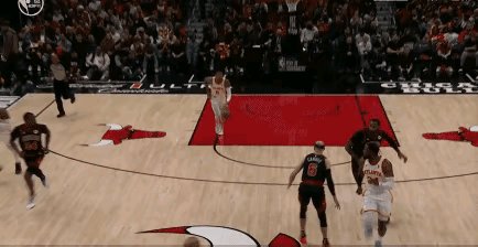 恶意犯规动作，裁判竟然不吹罚，原来这是准季后赛啊…
公牛全员专注这场生死战，回防