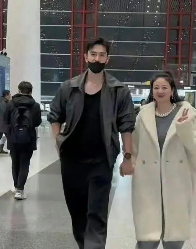 高大帅气的经超比李琳小6岁，可看上去珠围翠绕，发福严重的妻子得比他大10几岁呀！