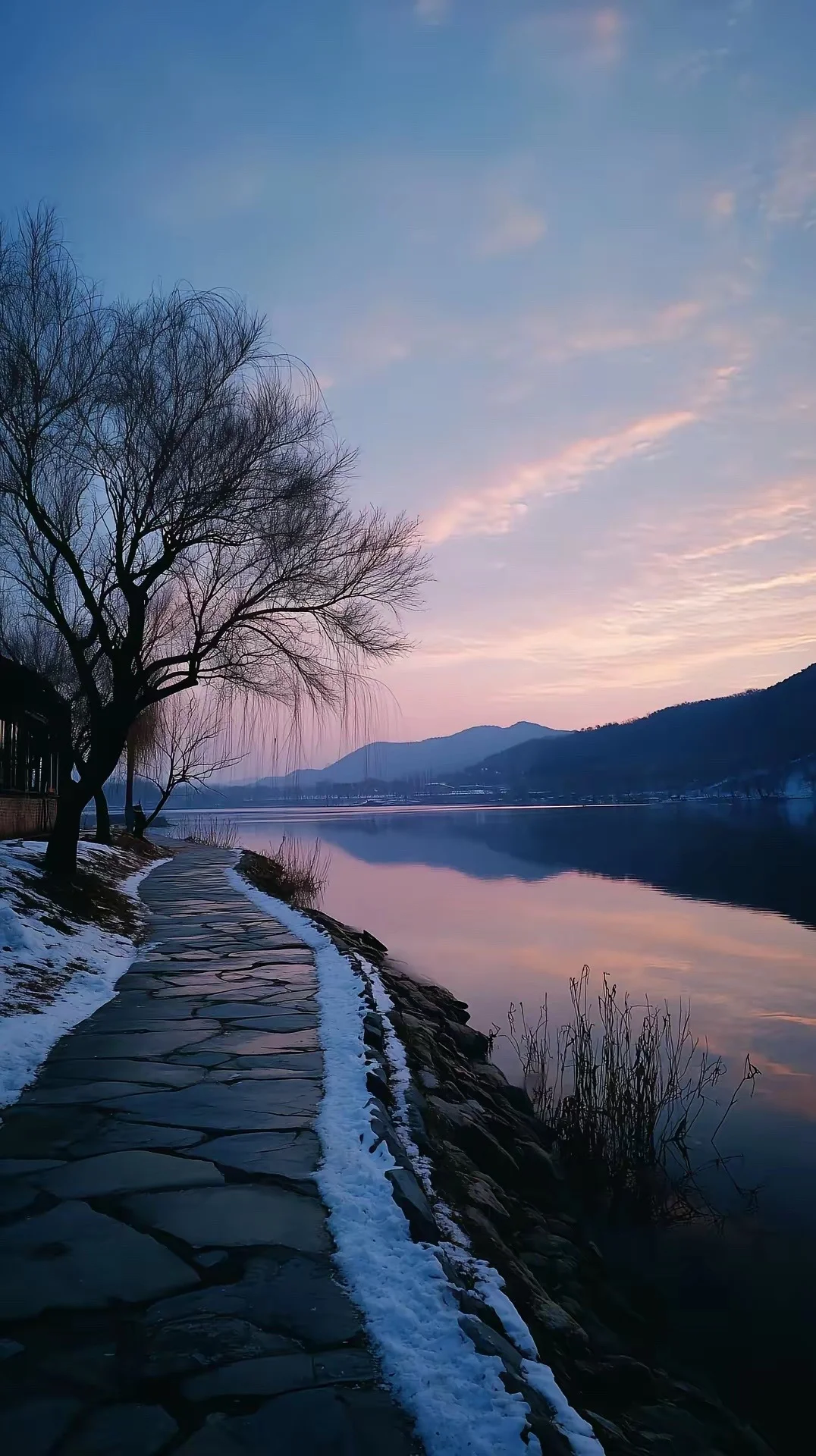 我觉得人本质上是很孤独的。哪怕是曾经惺惺相惜的人，相处久了，也总能从对...