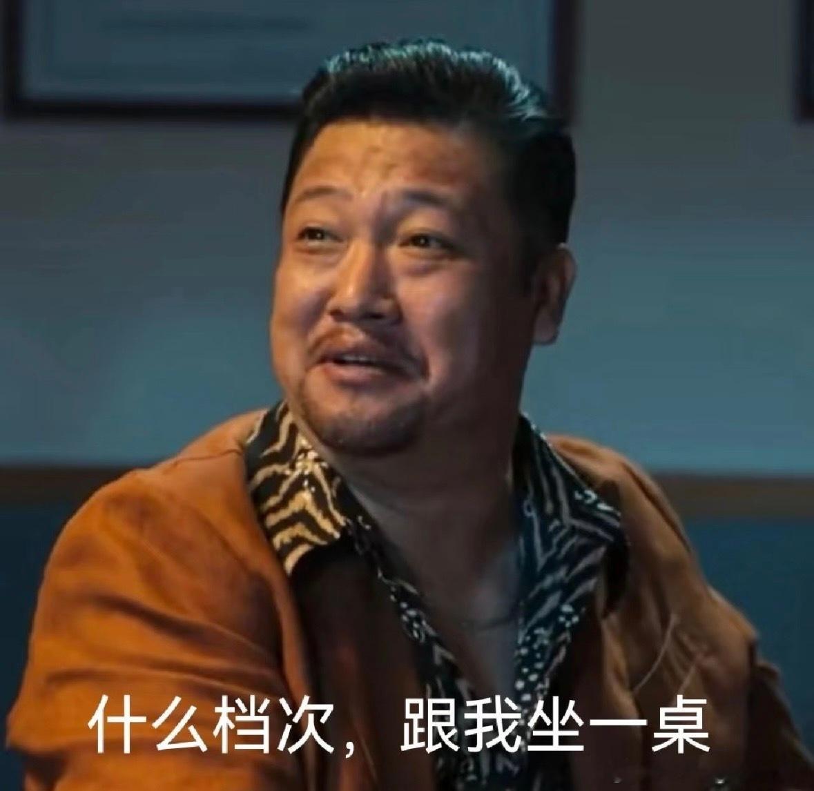 烧饼在低智商犯罪cos贾冰 烧饼的脑回路真的太清奇了，永远猜不到他的下一步操作。