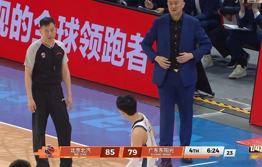 徐杰快攻反击直接被狠狠放倒...只是普通犯规，杜锋指导场边非常不满 北京男篮vs