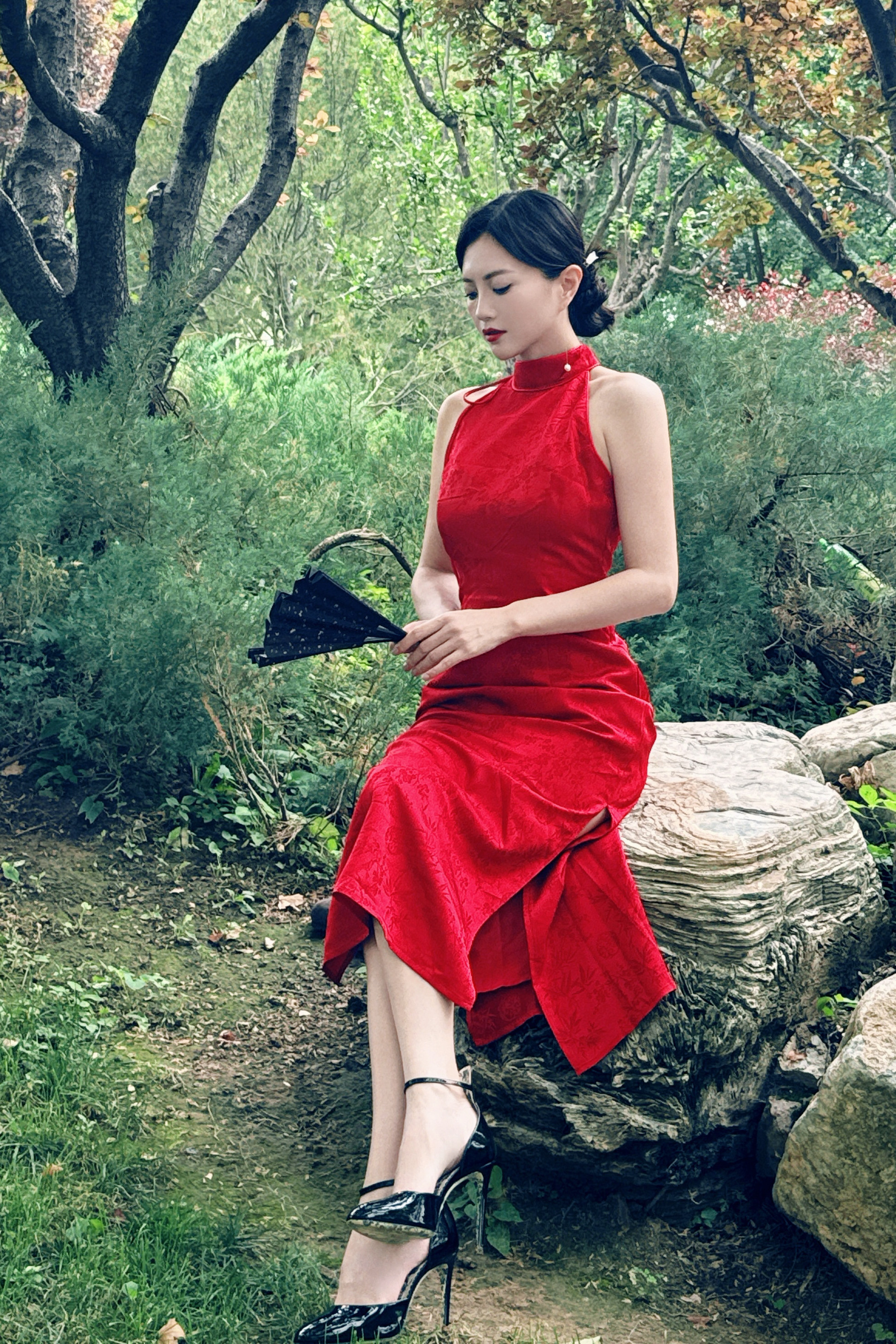 包文婧秋日穿搭，红裙倩影，温婉静谧 ​​​
