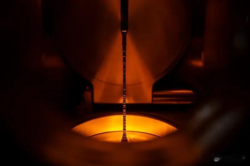 摩尔定律告别单纯缩尺寸，新工艺多点开花。高NA EUV、原子光刻突破光刻极限，背