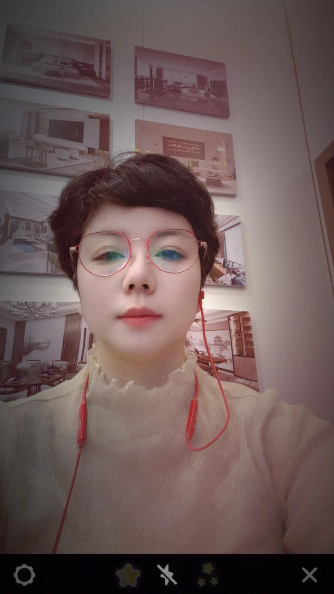 眼镜侠姐 与我连线 戴眼镜的女士 我不完美但我真实 平台让我丰富了业余生活