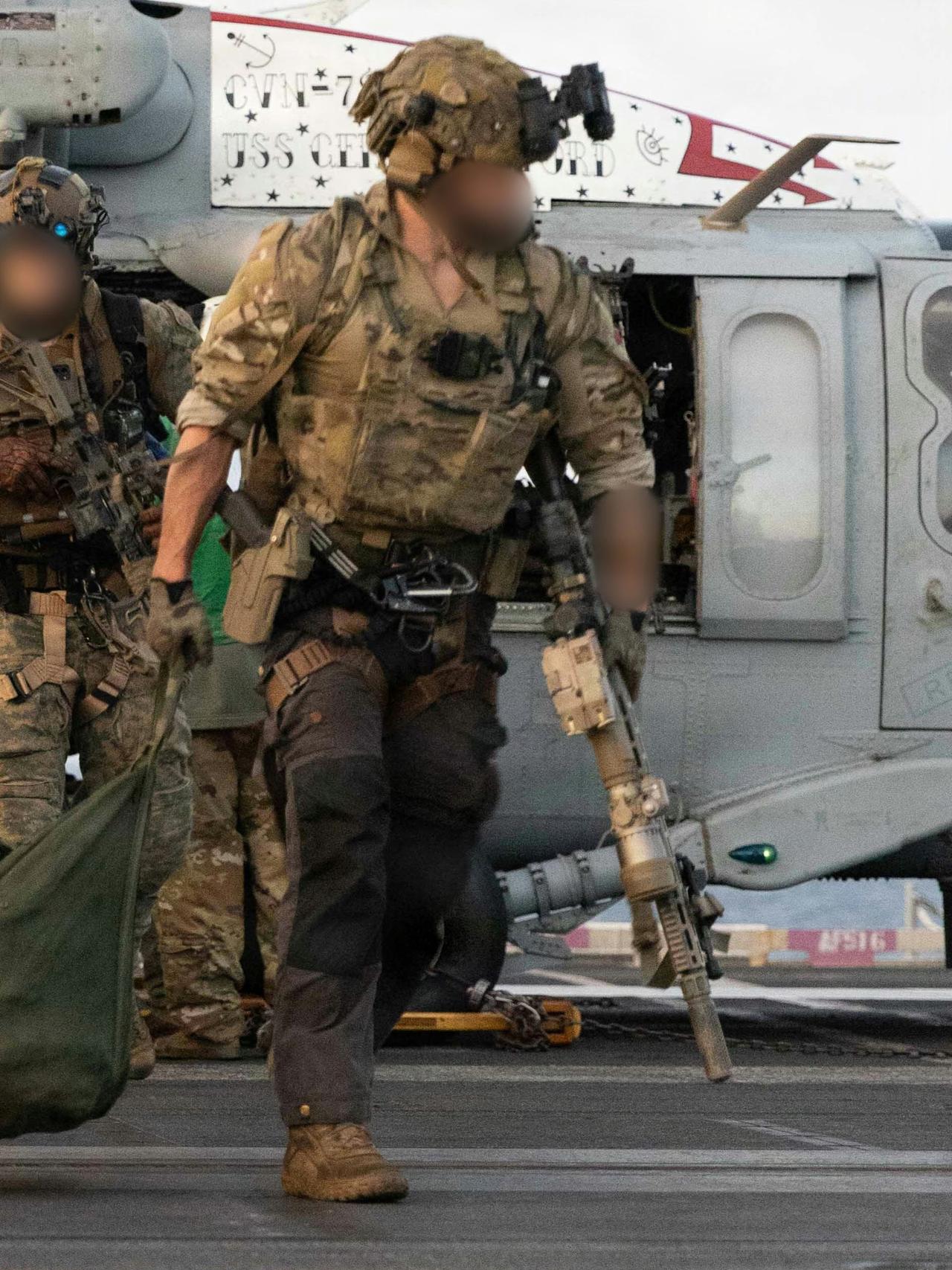 美军新装备！
美国海岸警卫队特种部队人员在"杰拉尔德·R·福特"号航空母舰甲板上