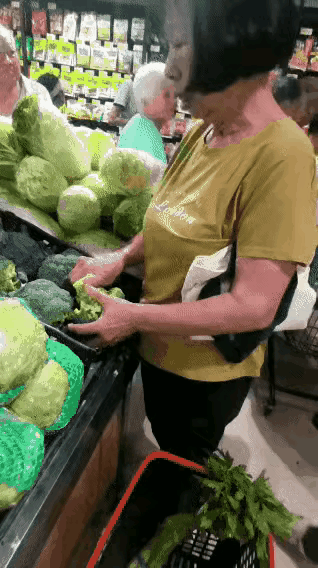 售货员:   大妈，不要这样掐头去尾呀！
大妈:  西兰花菜根，生吃更养生！你们