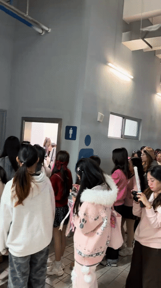 这些来看汪苏泷演唱会的女孩竟然把体育馆的男卫生间都给占了？
不过这也可以理解，毕